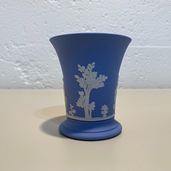Wedgwood Blue Jasperware Small Trumpet Vase with White Motif - Picture 4 of 9